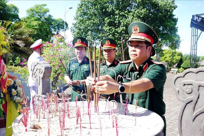 Thiếu tướng Ngô Nam Cường, Phó Tư lệnh Quân khu 4 cùng Đoàn công tác dâng hương tại Nghĩa trang Liệt sĩ Vĩnh Linh (tỉnh Quảng Trị). Ảnh: TTXVN phát