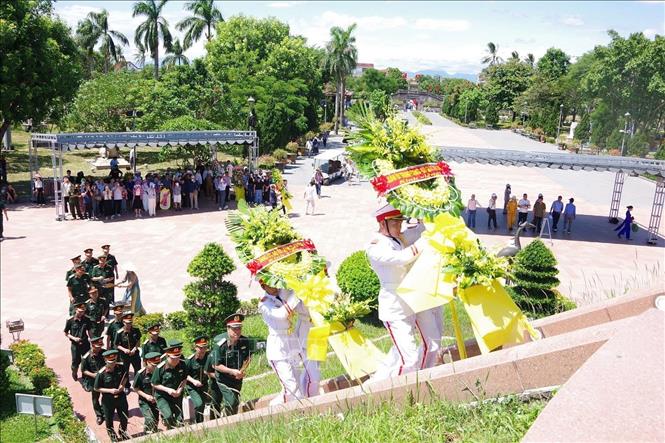 Đoàn công tác Quân khu 4 dâng hương, dâng hoa tưởng niệm các Anh hùng liệt sĩ tại Khu Di tích quốc gia đặc biệt Thành cổ Quảng Trị. Ảnh: TTXVN phát