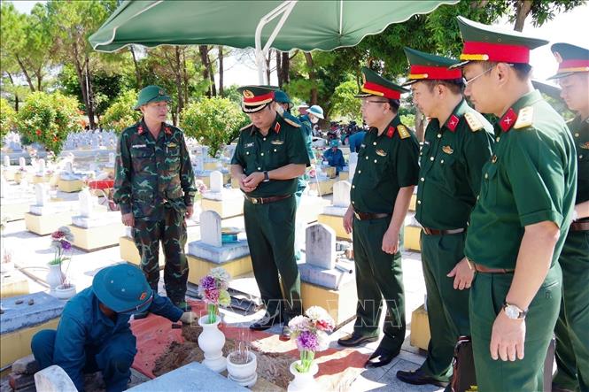 Thiếu tướng Ngô Nam Cường, Phó Tư lệnh Quân khu 4 cùng Đoàn công tác kiểm tra, động viên lực lượng đang làm nhiệm vụ 