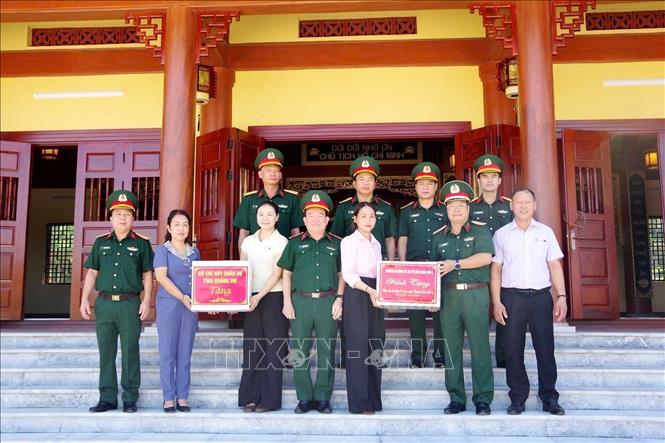 Đoàn công tác Quân khu 4 tặng quà động viên cán bộ, nhân viên Ban Quản lý Nghĩa trang Liệt sĩ Vĩnh Linh (tỉnh Quảng Trị). Ảnh: TTXVN phát