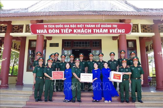 Thiếu tướng Ngô Nam Cường, Phó Tư lệnh Quân khu 4 cùng Đoàn công tác tặng quà động viên cán bộ, nhân viên Ban Quản lý Khu Di tích quốc gia đặc biệt Thành cổ Quảng Trị. Ảnh: TTXVN phát