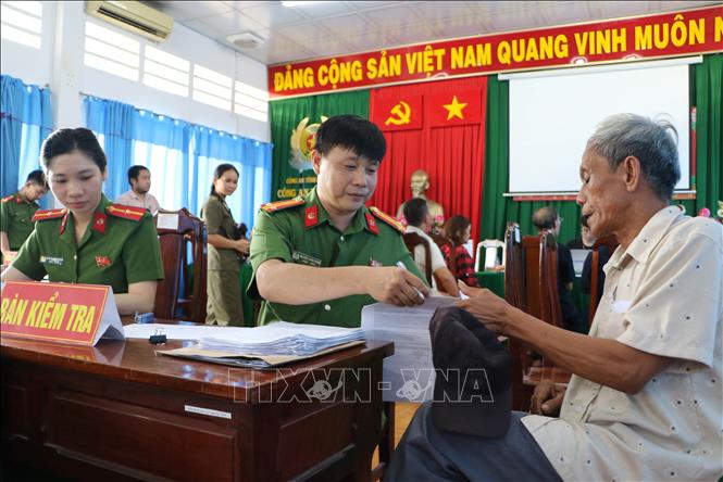 Lực lượng công an thu thập thông tin phục vụ công tác lấy mẫu sinh phẩm thân nhân liệt sĩ. Ảnh: Hồng Thái - TTXVN