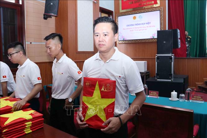 Ông Phạm Văn Tuấn, người đồng hành và hỗ trợ Team Lee chuẩn bị di ảnh liệt sĩ đã phục dựng trao tặng lại cho thân nhân liệt sĩ. Ảnh: Xuân Khu-TTXVN