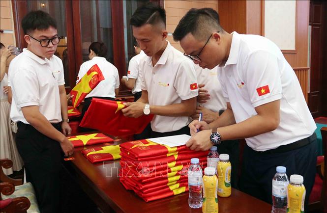 Các thành viên nhóm phục dựng ảnh Team Lee kiểm tra di ảnh liệt sĩ đã phục dựng, trao tặng lại cho thân nhân liệt sĩ. Ảnh: Xuân Khu - TTXVN
