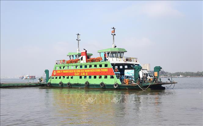 Phương tiện đường thủy lưu thông giữa Đồng Nai và Thành phố Hồ Chí Minh tại phà Cát Lái. Ảnh: Công Phong - TTXVN