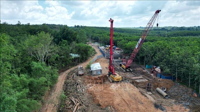 Máy móc, thiết bị được huy động thi công Dự án đường từ cầu Mã Đà đến đường Vành đai 4 - Thành phố Hồ Chí Minh. Dự án được đầu tư theo phương thức đối tác công tư (PPP). Ảnh: Công Phong - TTXVN