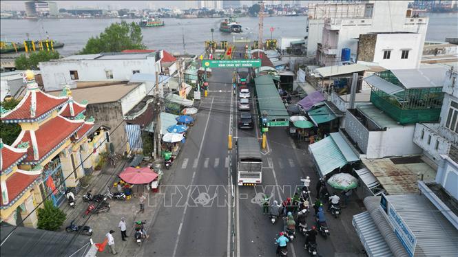 Người và phương tiện di chuyển tại phà Cát Lái. Ảnh: Công Phong - TTXVN