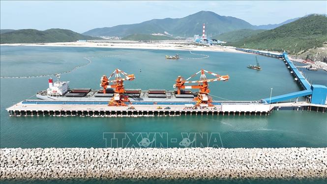 Hệ thống cảng nhập than của Nhà máy nhiệt điện Quảng Trạch 1 có năng suất bốc dỡ khoảng 1.600 đến 3.200 tấn/giờ, khả năng tiếp nhận tàu tải trọng lớn lên đến 100.000 DWT. Ảnh: Vũ Sinh – TTXVN