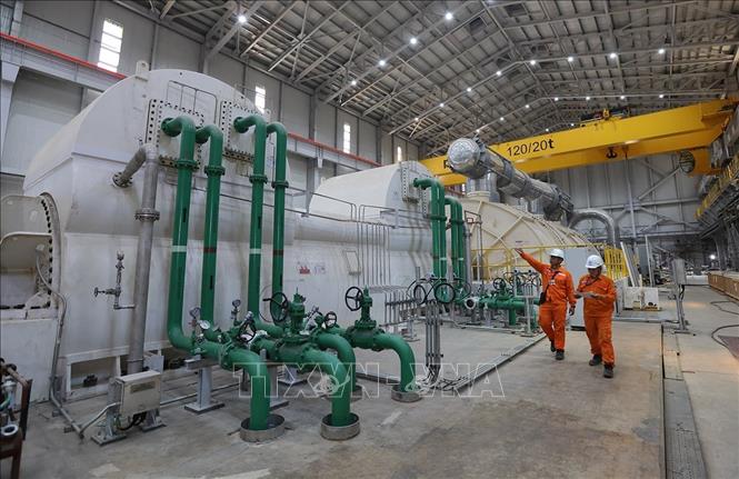 Kiểm tra thiết bị khu vực tua-bin phát điện trong nhà máy nhiệt điện Quảng Trạch 1 ở thôn Vĩnh Sơn, xã Phú Trạch, tỉnh Quảng Trị. Ảnh: Vũ Sinh – TTXVN