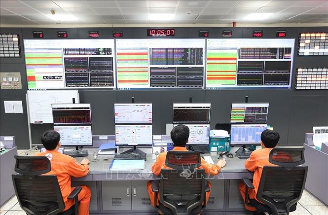 Hoàn thiện hệ thống giám sát, điều khiển, vận hành trước khi nhà máy đi vào vận hành ở trung tâm điều hành sản xuất, của nhà máy nhiệt điện Quảng Trạch 1 ở thôn Vĩnh Sơn, xã Phú Trạch, tỉnh Quảng Trị. Ảnh: Vũ Sinh – TTXVN