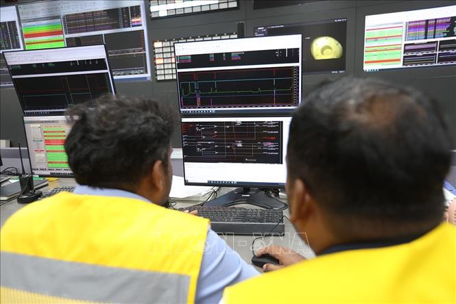 Chuyên gia kiểm tra hệ thống chuẩn bị phát điện tại trung tâm điều khiển, trong nhà máy nhiệt điện Quảng Trạch 1 ở thôn Vĩnh Sơn, xã Phú Trạch, tỉnh Quảng Trị. Ảnh: Vũ Sinh – TTXVN
