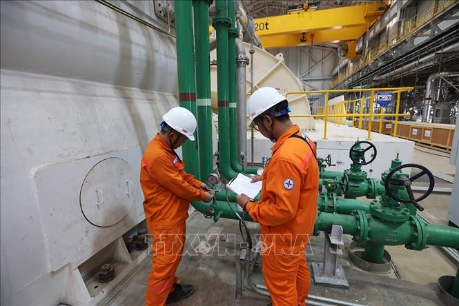 Kiểm tra thiết bị khu vực tua-bin phát điện trong nhà máy nhiệt điện Quảng Trạch 1 ở thôn Vĩnh Sơn, xã Phú Trạch, tỉnh Quảng Trị. Ảnh: Vũ Sinh – TTXVN