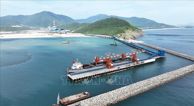 Tàu cung cấp than cập cảng của Nhà máy nhiệt điện Quảng Trạch 1 ở thôn Vĩnh Sơn, xã Phú Trạch, tỉnh Quảng Trị. Ảnh: Vũ Sinh – TTXVN