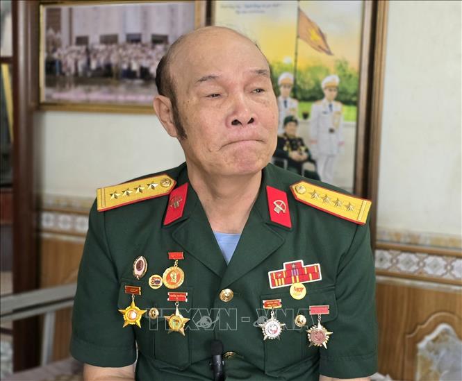 Cựu chiến binh Lê Long Triệu xúc động khi nhớ đến những đồng đội của mình vẫn nằm lại nơi chiến trường. Ảnh: Thanh Vân- TTXVN