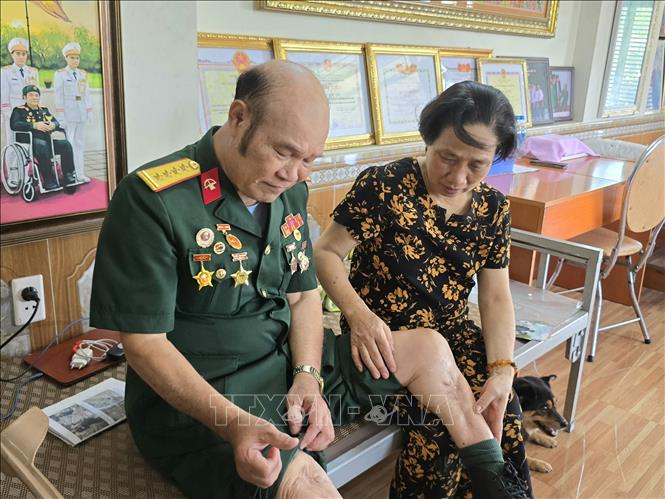 Vết thương xuyên hai đùi từ hỏa lực 12,7mm của địch trong trận công kích đồn pháo Hà Tiên (cuối năm 1972) khiến cựu chiến binh Lê Long Triệu mang thương tật 81%, trở thành thương binh nặng hạng 1/4 với vết thương đặc biệt. Ảnh: Thanh Vân - TTXVN