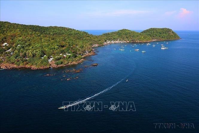 Thành phố đảo Phú Quốc đang phát triển trở thành trung tâm dịch vụ, du lịch sinh thái chất lượng cao, du lịch biển, đảo tầm cỡ quốc gia và quốc tế, kết nối với các trung tâm kinh tế lớn trong khu vực và thế giới. Ảnh: Dương Giang-TTXVN
