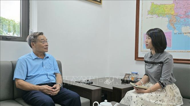 Đại tá Đào Xuân Đắc, Chủ tịch Hội Cựu chiến binh tỉnh Quảng Ninh trao đổi cùng phóng viên TTXVN về công tác thu thập sơ đồ mộ chí phục vụ Chiến dịch 