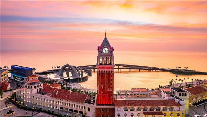 “Khách sạn La Festa Phú Quốc” tọa lạc tại trung tâm Thị trấn Hoàng Hôn, mang đậm phong cách kiến trúc Địa Trung Hải. Ảnh: TTXVN phát