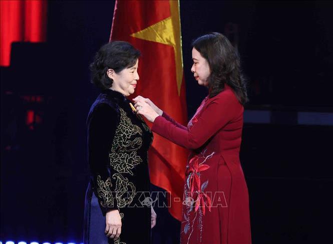 Đồng chí Võ Thị Ánh Xuân, Bí thư Trung ương Đảng, Phó Chủ tịch nước, Phó Chủ tịch Thứ nhất Hội đồng Thi đua - Khen thưởng Trung ương trao Huân chương Độc lập hạng 3 cho Anh hùng Lao động Mai Kiều Liên, Tổng Giám đốc Công ty Cổ phần Sữa Việt Nam. Ảnh: An Đăng - TTXVN