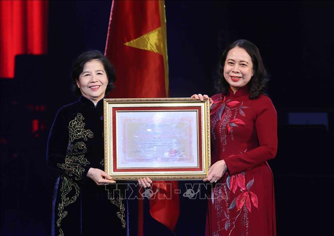 Đồng chí Võ Thị Ánh Xuân, Bí thư Trung ương Đảng, Phó Chủ tịch nước, Phó Chủ tịch Thứ nhất Hội đồng Thi đua - Khen thưởng Trung ương trao Huân chương Độc lập hạng 3 cho Anh hùng Lao động Mai Kiều Liên, Tổng Giám đốc Công ty Cổ phần Sữa Việt Nam. Ảnh: An Đăng - TTXVN