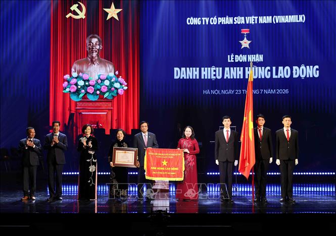 Đồng chí Võ Thị Ánh Xuân, Bí thư Trung ương Đảng, Phó Chủ tịch nước, Phó Chủ tịch Thứ nhất Hội đồng Thi đua - Khen thưởng Trung ương trao Danh hiệu Anh hùng Lao động lần thứ 2 cho Công ty Cổ phần Sữa Việt Nam. Ảnh: An Đăng - TTXVN