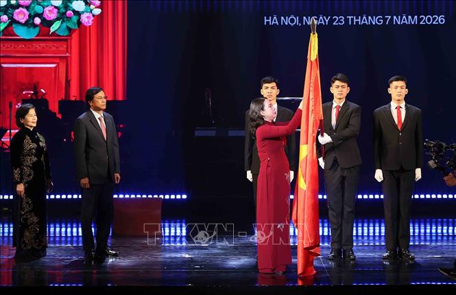 Đồng chí Võ Thị Ánh Xuân, Bí thư Trung ương Đảng, Phó Chủ tịch nước, Phó Chủ tịch Thứ nhất Hội đồng Thi đua - Khen thưởng Trung ương trao Danh hiệu Anh hùng Lao động lần thứ 2 cho Công ty Cổ phần Sữa Việt Nam. Ảnh: An Đăng - TTXVN