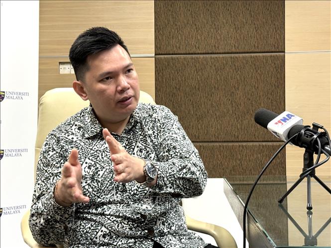 Nhà phân tích đối ngoại, an ninh và chiến lược thuộc Trường Đại học Malaya (Malaysia) Collins Chong Yew Keat trả lời phỏng vấn TTXVN tại Kuala Lumpur. Ảnh: Thanh Bình - PV TTXVN tại Malaysia