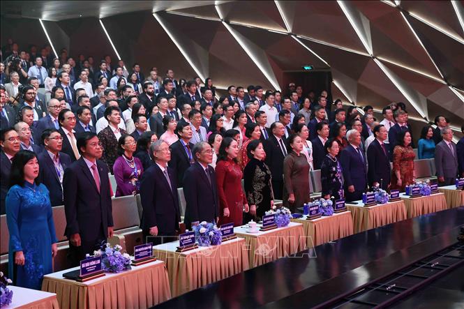 Các đồng chí lãnh đạo Đảng, nguyên lãnh đạo Đảng với các đại biểu thực hiện nghi lễ chào cờ. Ảnh: An Đăng - TTXVN