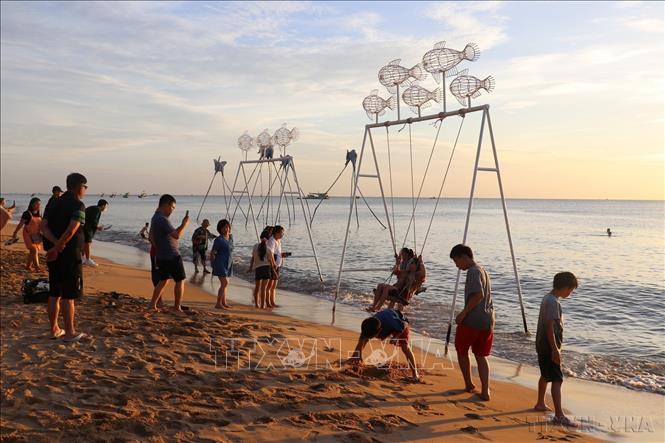 Khách du lịch tại Bãi Trường, đảo ngọc Phú Quốc (An Giang). Ảnh: Lê Huy Hải - TTXVN