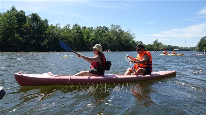 Khách quốc tế chèo thuyền Kayak trên sông Cửa Cạn, thành phố Phú Quốc (An Giang). Ảnh: Lê Huy Hải - TTXVN