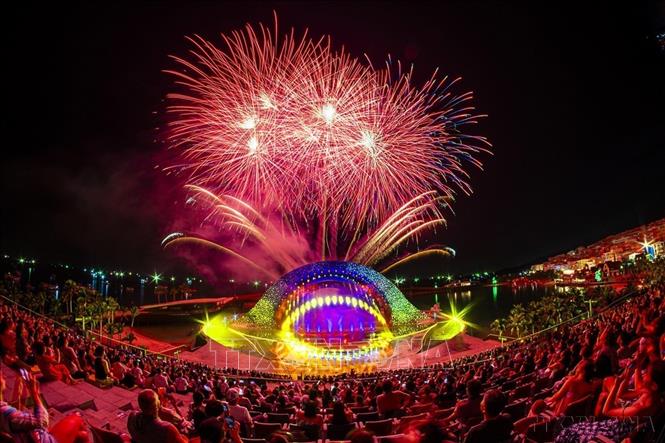 Du khách xem show diễn Kiss Of The Sea - Nụ hôn của biển cả tại đặc khu Phú Quốc (An Giang). Ảnh: TTXVN phát