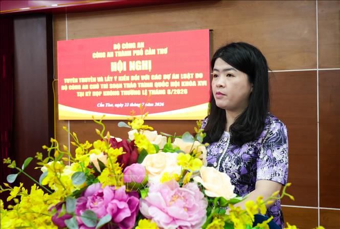 Bà Phạm Thị Minh Huệ , Phó Giám đốc Sở Tư pháp, Đại biểu Quốc hội khóa XVI thành phố Cần Thơ phát biểu tham luận. Ảnh: Nguyễn Văn Việt - TTXVN