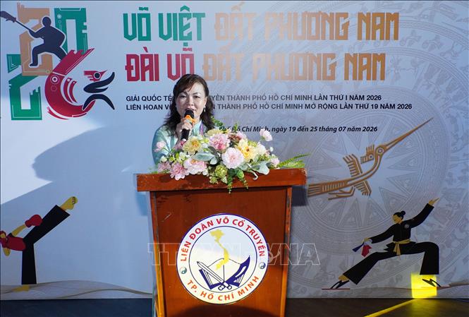 Võ sư cao cấp Hà Thị Yến Oanh, Phó Chủ tịch Liên đoàn Võ thuật Cổ truyền Việt Nam, Chủ tịch kiêm Trưởng ban chuyên môn Liên đoàn Võ cổ truyền TP. Hồ Chí Minh phát biểu tại buổi lễ. Ảnh: Trung Tuyến - TTXVN