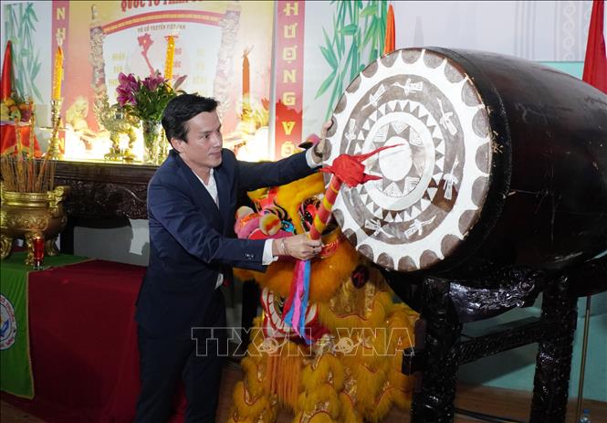 Ông Nguyễn Nam Nhân, Phó Giám đốc Sở Văn hoá và Thể thao TP. Hồ Chí Minh, Trưởng Ban tổ chức thực hiện nghi thức đánh trống khai mạc. Ảnh: Trung Tuyến - TTXVN