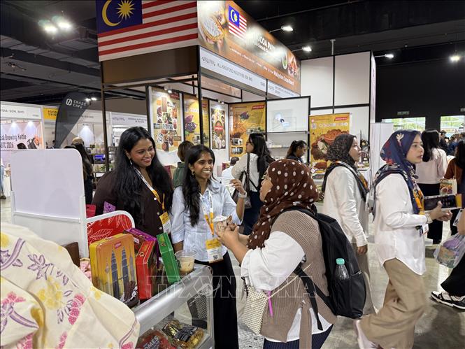 Khách hàng tìm hiểu, trải nghiệm các sản phẩm tại FDM 2026. Ảnh: Thanh Bình - PV TTXVN tại Malaysia.