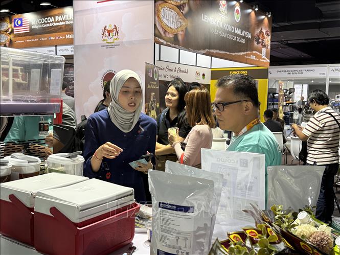 Khách hàng tìm hiểu, trải nghiệm các sản phẩm tại FDM 2026. Ảnh: Thanh Bình - PV TTXVN tại Malaysia.