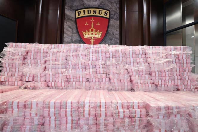Tiền Rupiah do lực lượng chức năng Indonesia thu giữ từ các vụ sai phạm. Ảnh: Đỗ Quyên – PV TTXVN tại Indonesia