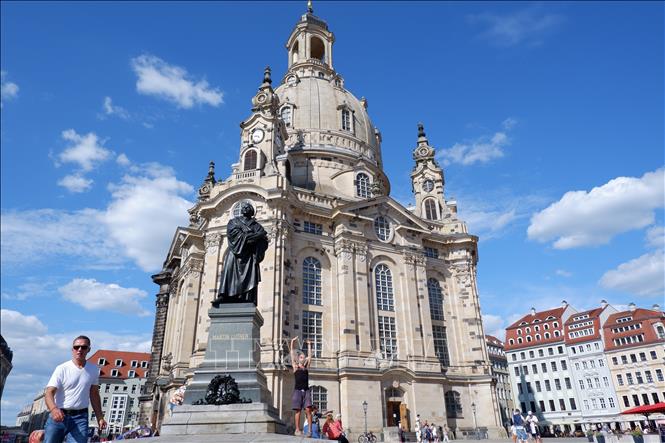 Nhà thờ Đức bà Dresden là một kiệt tác khi sở hữu một trong những mái vòm bằng đá lớn nhất lục địa. Từng là một đống đổ nát hoang tàn sau Thế chiến II, công trình được phục dựng kỳ công bằng cách ghép từng viên đá cũ còn sót lại đan xen với đá mới. Ảnh: Thuỳ Linh - P/v TTXVN tại Đức