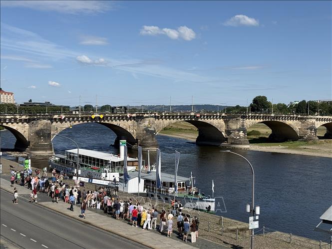 Dresden sở hữu đội tàu hơi nước chạy bằng bánh guồng cổ nhất và lớn nhất thế giới còn hoạt động, mang đến những trải nghiệm độc đáo cho du khách. Ảnh: Thuỳ Linh - P/v TTXVN tại Đức