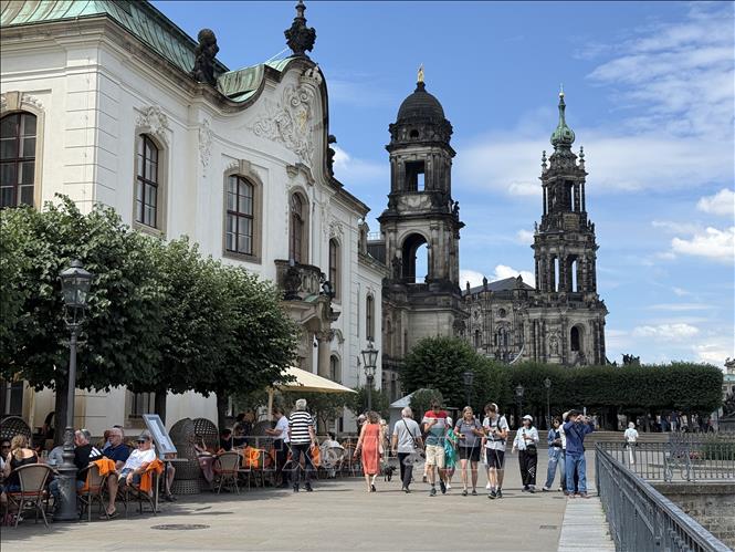 Phía xa là Nhà thờ Lớn Dresden. Đây là nhà thờ Công giáo lớn nhất bang Sachsen. Ảnh: Thuỳ Linh - P/v TTXVN tại Đức