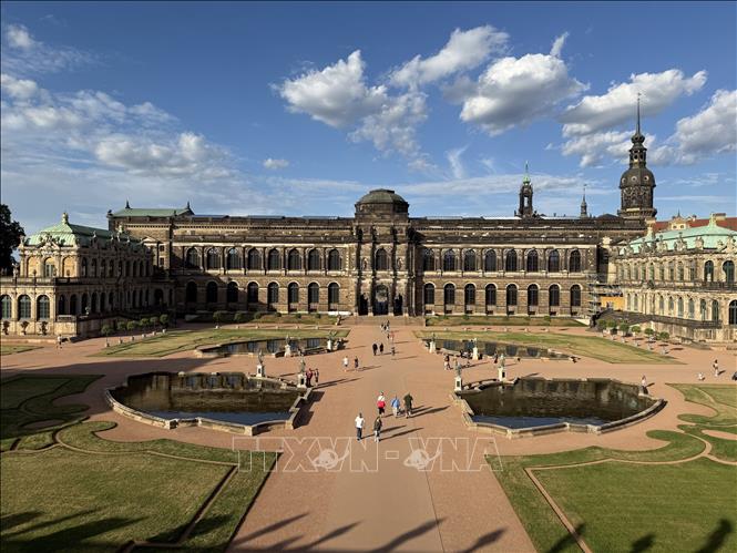 Cung điện Zwinger - đỉnh cao của nghệ thuật kiến trúc Baroque phong cách kiến trúc cung đình thời Augustus Mạnh vào đầu thế kỷ 18. Cung điện này ban đầu là nơi trồng cam và dành cho các lễ hội và giải đấu của hoàng gia. Ảnh: Thuỳ Linh - P/v TTXVN tại Đức