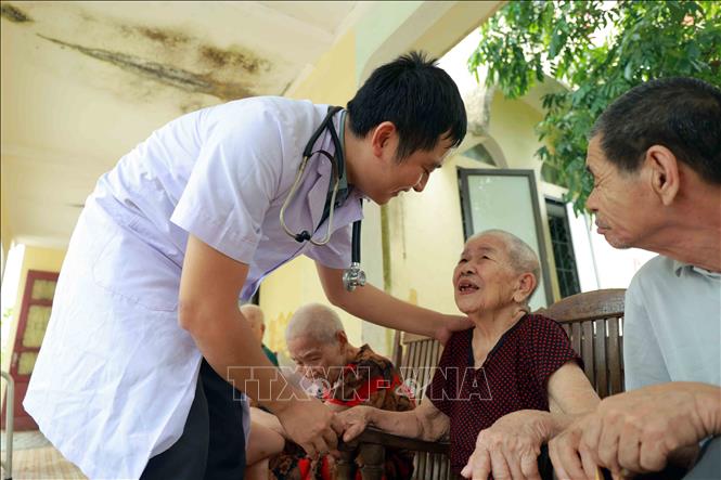 Những cử chỉ chăm sóc tận tình mang đến sự ấm áp cho người có công và đối tượng bảo trợ xã hội. Ảnh: Hữu Quyết - TTXVN