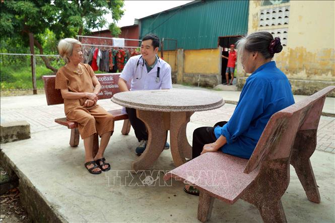 Đội ngũ y, bác sĩ và nhân viên luôn đồng hành cùng người có công trong cuộc sống thường nhật. Ảnh: Hữu Quyết - TTXVN