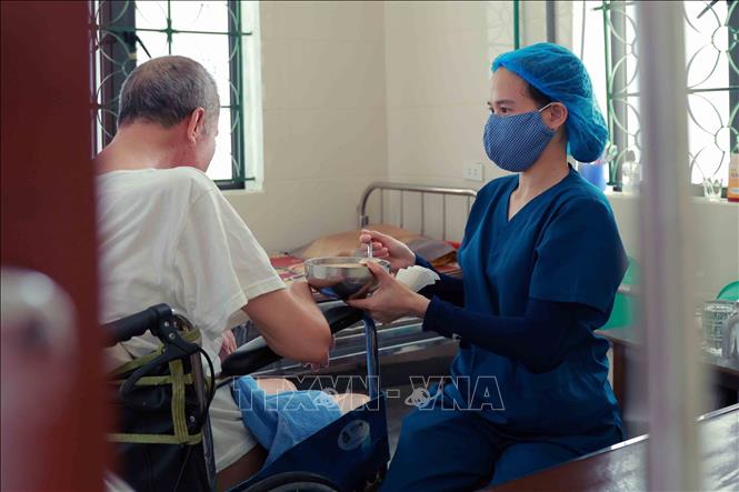 Chăm sóc bữa ăn hằng ngày cho người có công tại Trung tâm Điều dưỡng Người có công và Bảo trợ xã hội tỉnh Hà Tĩnh. Ảnh: Hữu Quyết - TTXVN