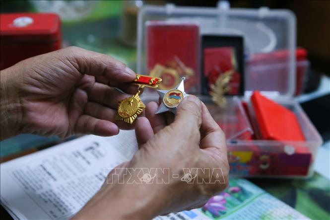 Nhiều Huân chương kháng chiến do Nhà nước trao tặng được cựu chiến binh Vũ Doanh Hùng lưu giữ cẩn thận. Ảnh: Công Luật - TTXVN