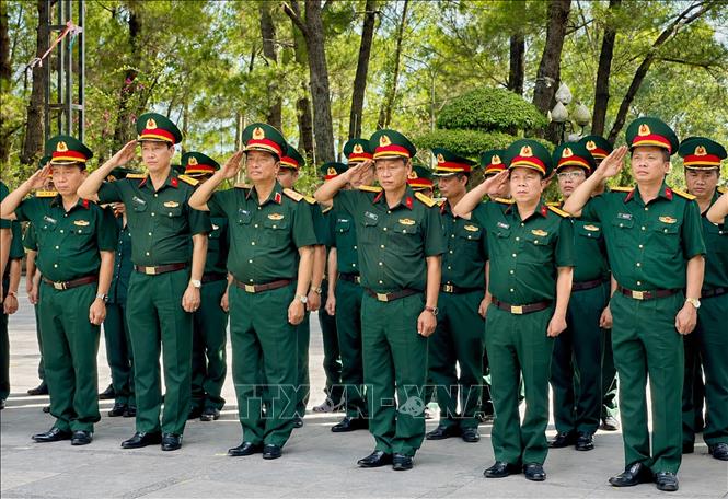 Trung tướng Hà Thọ Bình, Tư lệnh Quân khu 4 và Đoàn công tác dâng hương tưởng niệm các Anh hùng liệt sĩ tại Nghĩa trang Liệt sĩ quốc gia Trường Sơn. Ảnh: Nguyên Linh - TTXVN