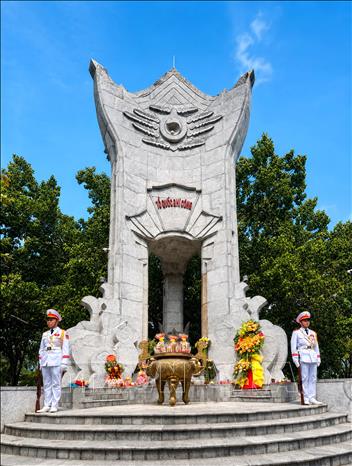 Tượng đài trung tâm Nghĩa trang Liệt sĩ Quốc gia Trường Sơn mang hình thế ba chân kiềng, biểu tượng cho tình đoàn kết chiến đấu của ba dân tộc Việt Nam - Lào - Campuchia, đồng thời thể hiện sự gắn bó của ba miền Bắc - Trung - Nam trong sự nghiệp đấu tranh giải phóng, thống nhất đất nước. Ảnh: Nguyên Linh - TTXVN