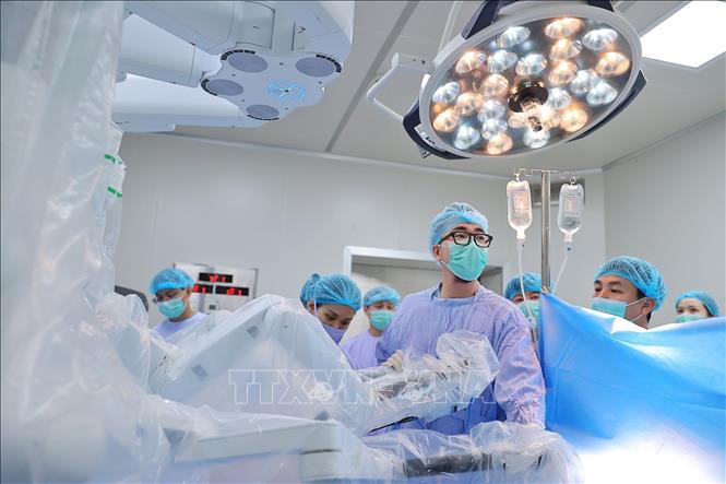 Phẫu thuật robot tạo bước tiến mới trong điều trị ung thư tại Bệnh viện K. Ảnh: Minh Quyết – TTXVN