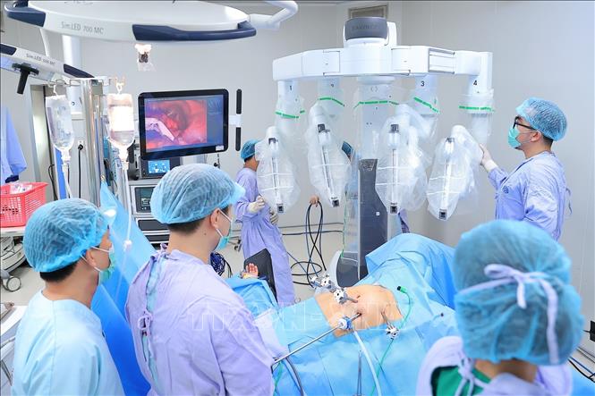 Phẫu thuật robot tạo bước tiến mới trong điều trị ung thư tại Bệnh viện K. Ảnh: Minh Quyết – TTXVN