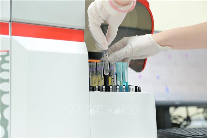 Hệ thống máy đếm tế bào dòng chảy 13 kênh màu, đánh giá tình trạng suy giảm miễn dịch của người bệnh ung thư, chẩn đoán ung thư máu… Ảnh: Minh Quyết – TTXVN